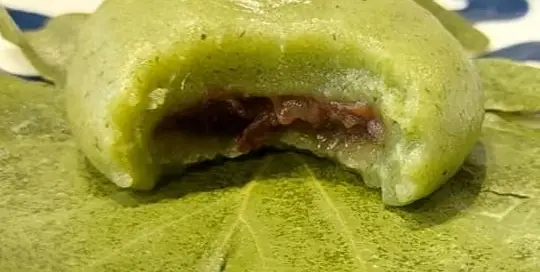 Matcha-Mochi mit Anko, rote Bohnenpaste, als japanisches Essen für den kodomo no hi, den Kindertag in Japan.