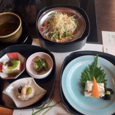 Verschiedene Gerichte, die von Manuela Ito-Loidl und ihrem Mann bei einem Date in Japan verzehrt werden durften.