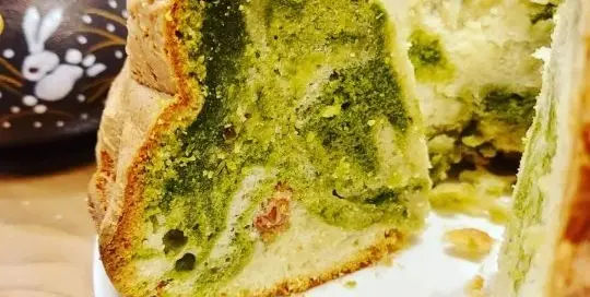 Matcha-Kirschblüten Gugelhupf nach Kreation von Manuela Ito-Loidl von japanischlernen.at.