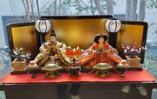Eine japanische Puppenausstellung passend zu dem traditionellen japanischen Fest Hinamatsuri alias Puppenfest.