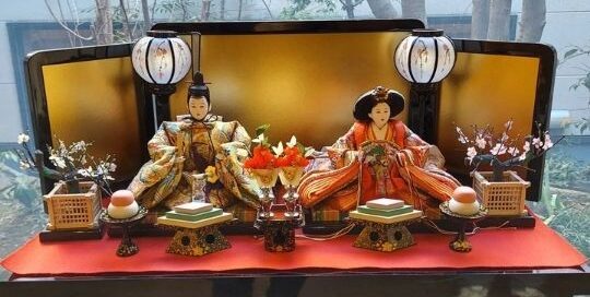 Eine japanische Puppenausstellung passend zu dem traditionellen japanischen Fest Hinamatsuri alias Puppenfest.