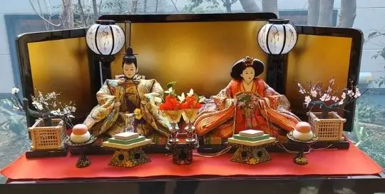 Eine japanische Puppenausstellung passend zu dem traditionellen japanischen Fest Hinamatsuri alias Puppenfest.
