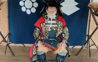 Manuela Ito-Loidl unterwegs in Japan / Kyushu als Samurai verkleidet.