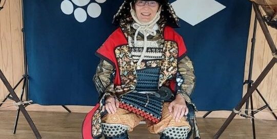 Manuela Ito-Loidl unterwegs in Japan / Kyushu als Samurai verkleidet.