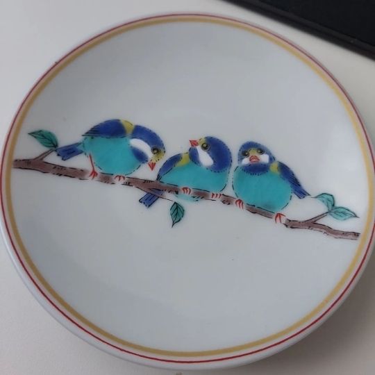 Ein wunderschöner japanischer Teller der mit Vögel verziert ist. 