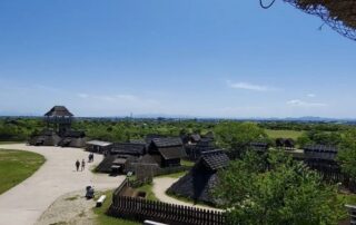 Die Aussicht auf das japanische Dorf Yoshinogari versetzt einen in die Yayoizeit.