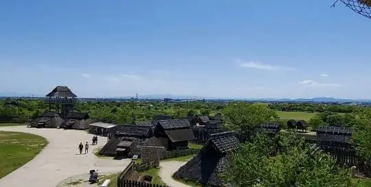 Die Aussicht auf das japanische Dorf Yoshinogari versetzt einen in die Yayoizeit.