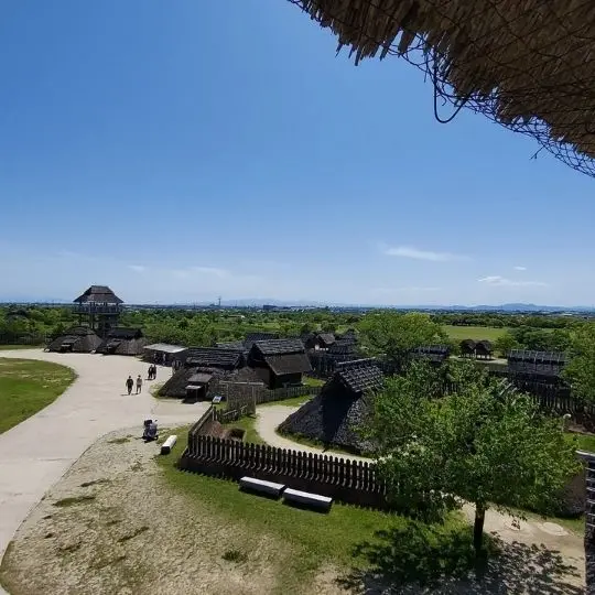Die Aussicht auf das japanische Dorf Yoshinogari versetzt einen in die Yayoizeit.