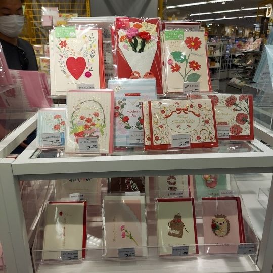 Unter anderem werden Karten und Blumen in Japan zum Muttertag geschenkt. 