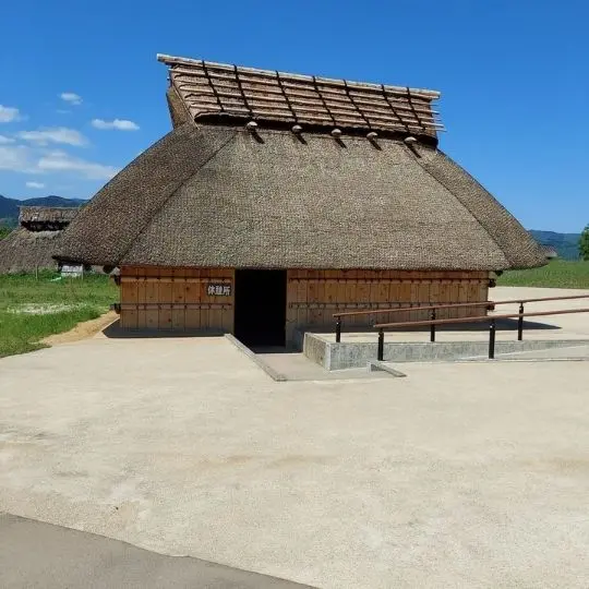 Jeder der Hütten des japanischen historischen Park Yoshinogari kann man betreten.