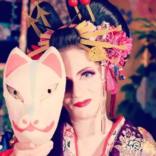 Manuela Ito-Loidl von japanischlernen.at hat sich wie Damen aus dem traditionellen Japan fotografieren lassen.