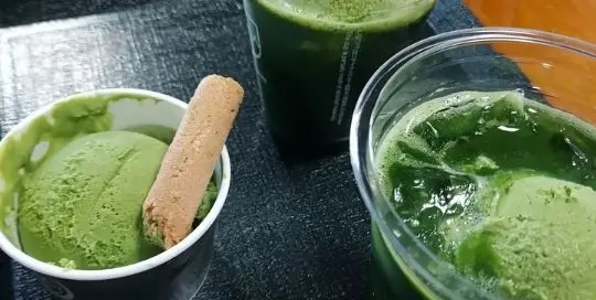 Japanische Küche mit Matcha bei dem Matcha-Event in dem japanischen Tempel.