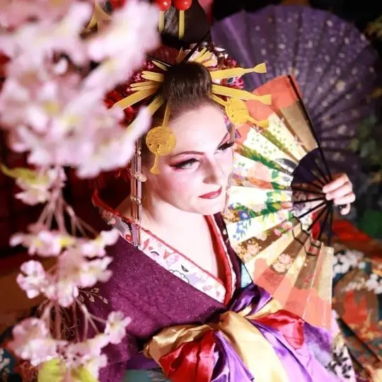 Manuela hat sich als Oiran, wie in dem japanischen Anime One Piece, herrichten lassen.