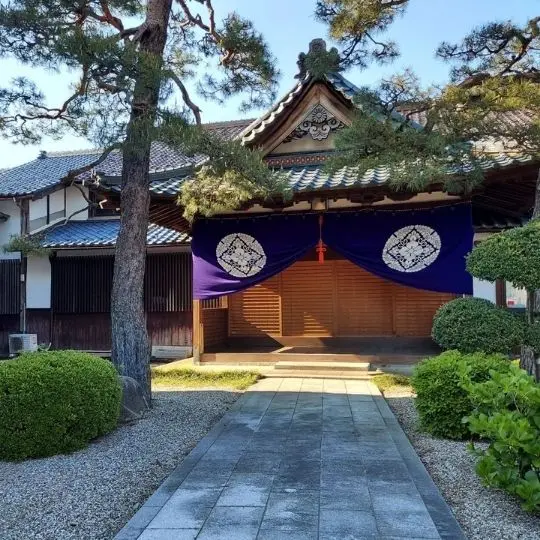 Der japanische Tempel in der Nähe von Manuela Ito-Loidl veranstaltet ein Matcha-Event.