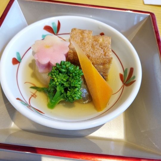 Leckeres Gemüse mit Tofu aus der japanischen Küche.