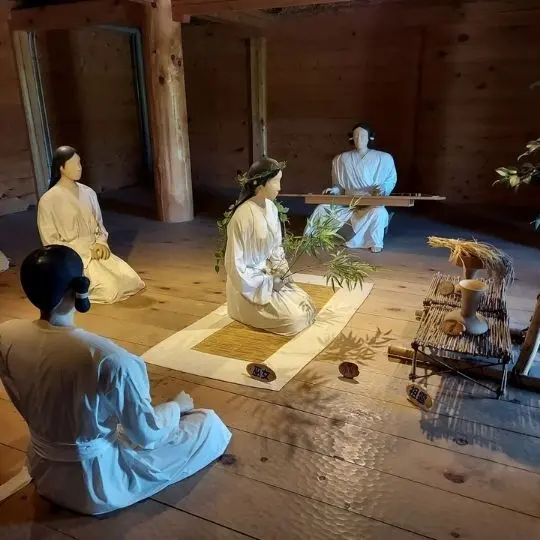 In den japanischen Hütten des Yoshinogari Parks werden verschiedene Szenarien nachgestellt.
