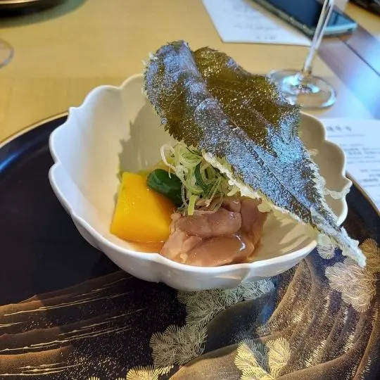 Ein Blick auf japanisches Essen aus der japanischen Küche.
