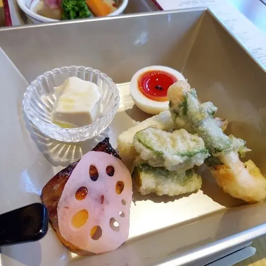 Tempura und Lotuswurzel gehören zur japanischen Küche dazu.