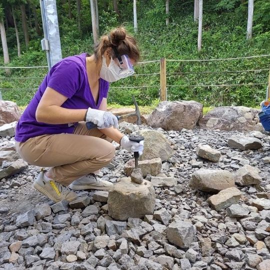 Manuela Ito-Loidl bei den Ausgrabungen eines Dinosauriers in der japanischen Stadt Fukui.