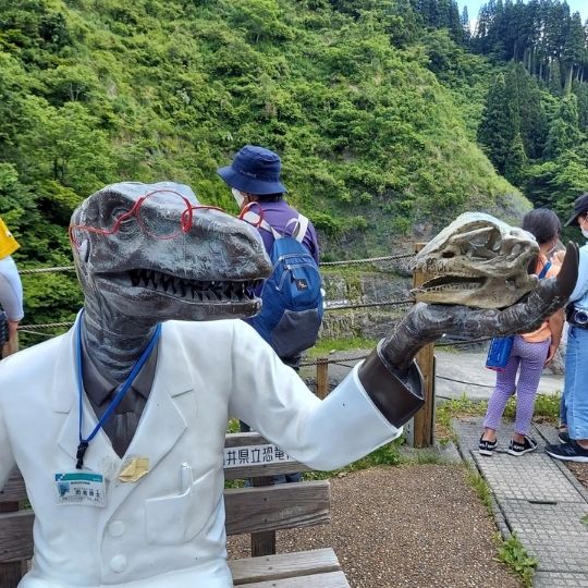 Sein oder nicht sein, das fragt sich dieser japanische Dinosaurier, der wie Shakespeare posiert.