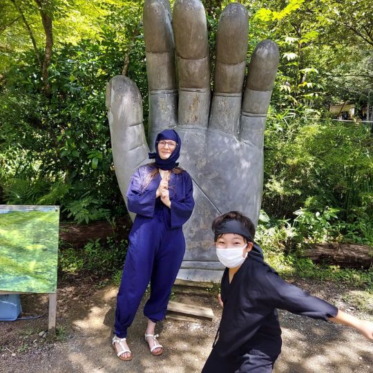 Manuela Ito-Loidl und ihr Sohn als Ninja, japanische Elite-Spione, in der Ninja Stadt Iga in Japan.