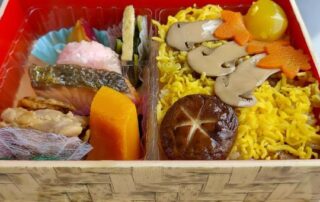 Am Bild siehst du mein ekiben, die Abkürzung von Ekibento, einem Bento, das am Bahnhof verkauft wird. Dieses hier ist ein kawaii akifuu no bentou, also ein herbstliches Bento.