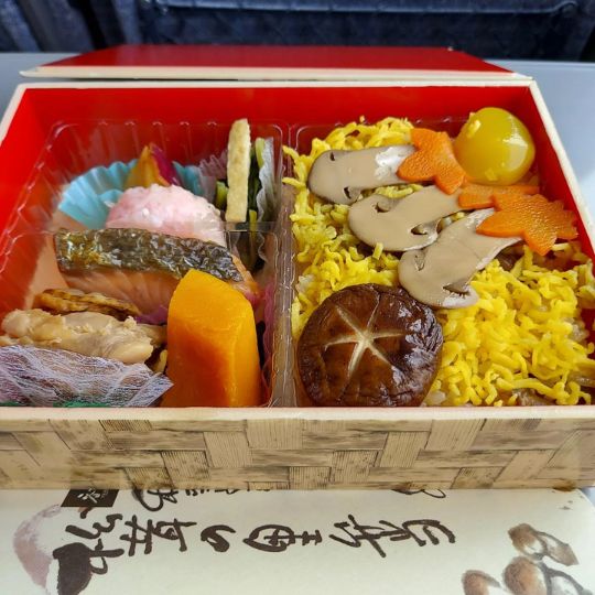 Am Bild siehst du mein  ekiben, die Abkürzung von Ekibento, einem Bento, das am Bahnhof verkauft wird. Dieses hier ist ein  kawaii akifuu no bentou, also ein herbstliches Bento.
