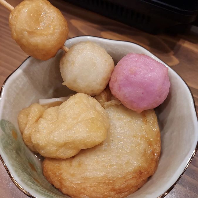 Oden ist ein japanisches Wintergericht mit verschiedenen Fischkuchen, Ei, Japanischer Riesenrettich, etc.