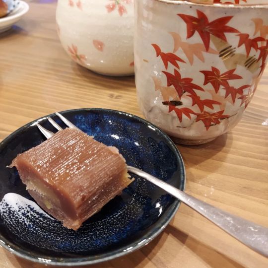 Gedämpfte(蒸しmushi) rote Bohnenpaste mit Maroni(栗kuri), perfekt für die aktuelle Jahreszeit