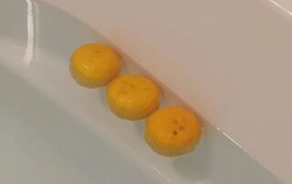 Am 21.12. zur Wintersonnenwende 冬至 touji (冬 Winter 至 Höhepunkt) werden gerne ganze oder geschnittene Yuzu (Mix aus Mandarine und Zitrone, sehr beliebt wegen ihres Geschmacks, besonders von der Schale) ins Badewasser gegeben.