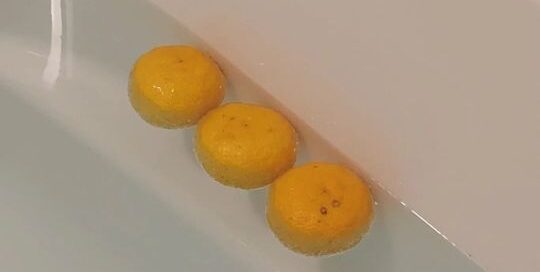 Am 21.12. zur Wintersonnenwende 冬至 touji (冬 Winter 至 Höhepunkt) werden gerne ganze oder geschnittene Yuzu (Mix aus Mandarine und Zitrone, sehr beliebt wegen ihres Geschmacks, besonders von der Schale) ins Badewasser gegeben.