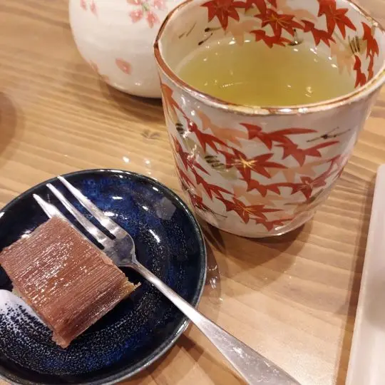 Gedämpfte(蒸しmushi) rote Bohnenpaste mit Maroni(栗kuri), perfekt für die aktuelle Jahreszeit
