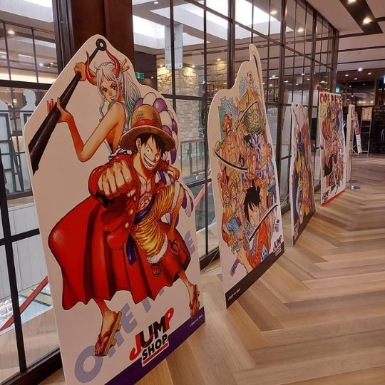 Auf einer Ausstellung in Fukui durften Manuela Ito-Loidl und ihre Familie unter anderem Bilder von Jujutsu Kaisen und One Piece bewundern.