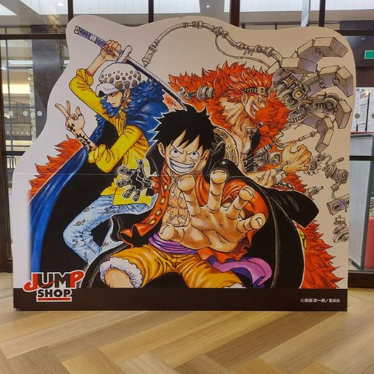 Auf einer Ausstellung in Fukui durften Manuela Ito-Loidl und ihre Familie unter anderem Bilder von Jujutsu Kaisen und One Piece bewundern.