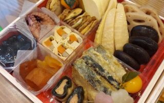 Traditionelles japanisches Neujahrsessen direkt aus Fukui auf dem Tisch der Familie Ito-Loidl.