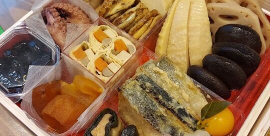 Traditionelles japanisches Neujahrsessen direkt aus Fukui auf dem Tisch der Familie Ito-Loidl.