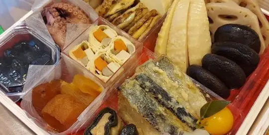 Traditionelles japanisches Neujahrsessen direkt aus Fukui auf dem Tisch der Familie Ito-Loidl.
