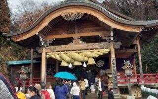 Schrein- oder Tempelbesuche gehören in Japan zum Neujahr dazu. Man bittet und betet um ein erfolgreiches Jahr oder um die Erfüllung eines Wunsches.