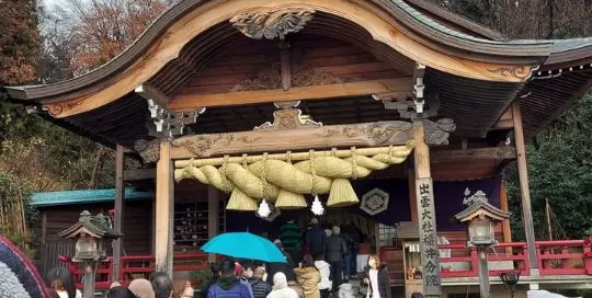 Schrein- oder Tempelbesuche gehören in Japan zum Neujahr dazu. Man bittet und betet um ein erfolgreiches Jahr oder um die Erfüllung eines Wunsches.