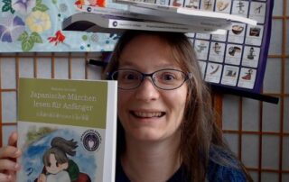 Ich habe gerade versucht, meine bisher veröffentlichten Bücher auf dem Kopf zu balancieren XD hat ein bisschen gedauert, aber ich hab's schlussendlich geschafft. Die sind super zum Lernen - Lesen, Schreiben, Grammatik, Aussprache. Zum Beispiel im Sommer am Strand? Im Flugzeug? In der Bahn?