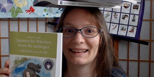 Ich habe gerade versucht, meine bisher veröffentlichten Bücher auf dem Kopf zu balancieren XD hat ein bisschen gedauert, aber ich hab's schlussendlich geschafft. Die sind super zum Lernen - Lesen, Schreiben, Grammatik, Aussprache. Zum Beispiel im Sommer am Strand? Im Flugzeug? In der Bahn?