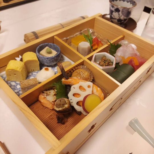 Es geht nichts über eine leckere japanische Bento-Box - ein typisches japanisches Essen.