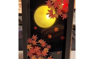 Das Kanji für Herbst schön erklärt von Manuela Ito-Loidl mit einer passenden japanischen Karte, die leuchtet.