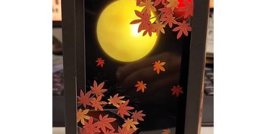 Das Kanji für Herbst schön erklärt von Manuela Ito-Loidl mit einer passenden japanischen Karte, die leuchtet.