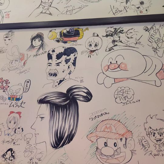 Ich war heute im internationalen Mangamuseum in Kyoto. Leider darf man innen nicht fotografieren, aber im Café nebenan haben sich viele Künstler verewigt - und da darf man fotografieren.