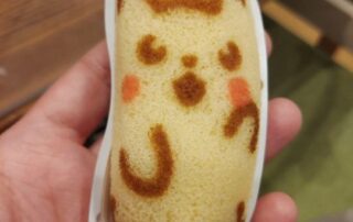 pikapika pikachuu Die bekannten Tokyo banana 東京ばな奈 (ja, die schreibt man so) gibts jetzt für kurze Zeit in Pikachuform.