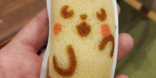 pikapika pikachuu Die bekannten Tokyo banana 東京ばな奈 (ja, die schreibt man so) gibts jetzt für kurze Zeit in Pikachuform.