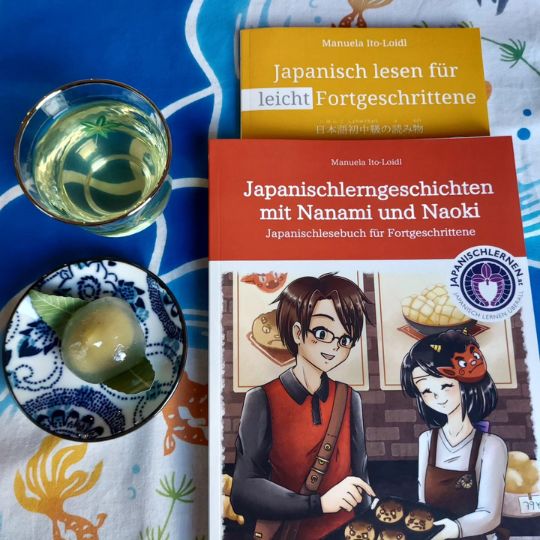 Ich hatte gerade ständig die japanische Sommer-Süßigkeit (gestern in Nagano gekauft, als お土産(みやげ) omiyage, Mitbringsel) vor mir. (Habe ein paar Fotos und Videos von den Büchern gemacht).