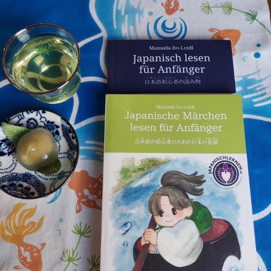 Ich hatte gerade ständig die japanische Sommer-Süßigkeit (gestern in Nagano gekauft, als お土産(みやげ) omiyage, Mitbringsel) vor mir. (Habe ein paar Fotos und Videos von den Büchern gemacht).