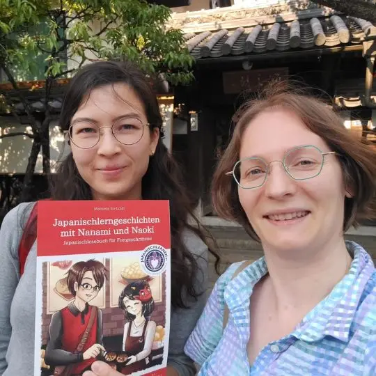 Die Geschichten, die Nanami und Naoki dort erleben, haben Elisabeth und ich aber schon vor 5 Jahren geschrieben. Ich kann mich noch erinnern, wie wir damals bei mir in der Schule in Wien saßen (da waren die meisten der Japanischkurse noch offline) und uns überlegten, was die zwei jede Woche erleben könnten. Wir hatten so viel Spaß dabei!